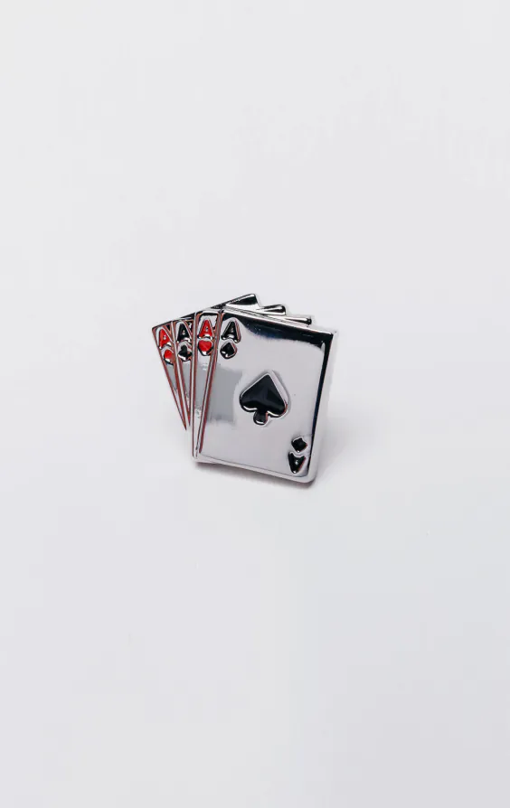Azen speelkaart revers broche