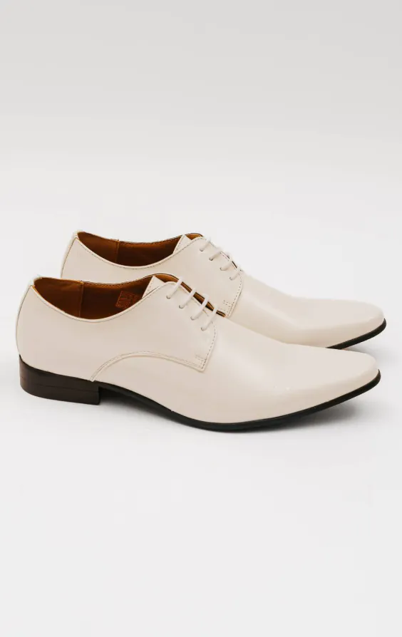 Eigentijdse witte laklederen schoen Eigentijdse witte laklederen schoen