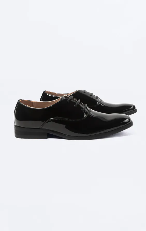 Klassieke zwarte jongens schoenen Klassieke zwarte jongens schoenen
