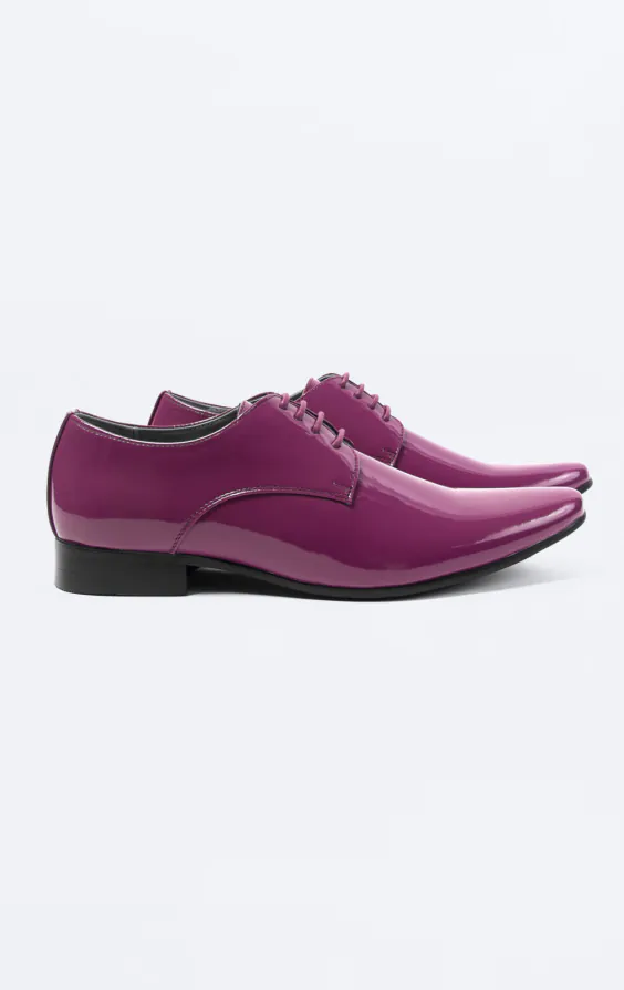 Eigentijdse paarse laklederen schoenen