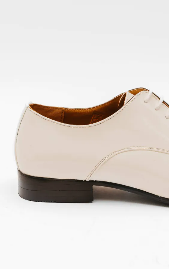 Eigentijdse witte laklederen schoen - photo 4 Eigentijdse witte laklederen schoen - photo 4