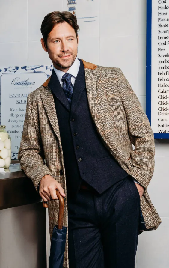 Bruin en blauw geruite tweed wolmix overjas met fluwelen afwerking Bruin en blauw geruite tweed wolmix overjas met fluwelen afwerking