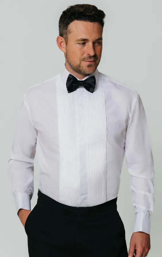 Wit slim-fit geplisseerd smokinghemd met klassieke boord Wit slim-fit geplisseerd smokinghemd met klassieke boord