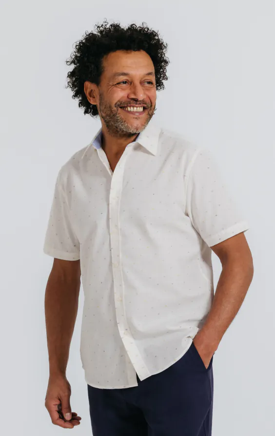 Wit shirt met korte mouwen en gekleurd vlechtwerk
