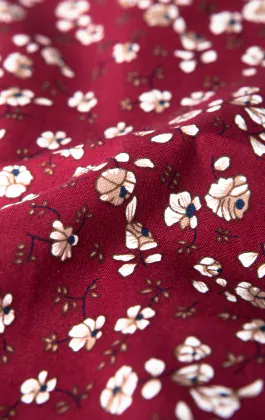 Rood met witte gebloemde pochet