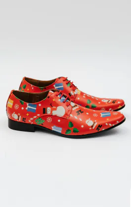 Rode schoenen met vrolijk kerst patroon