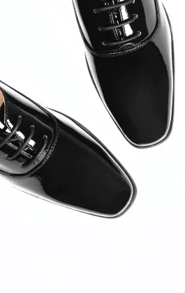 Klassieke zwarte jongens schoenen