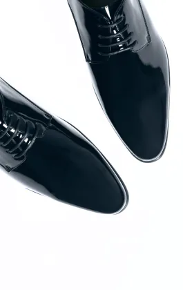 Marineblauwe moderne lakschoenen