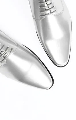 Eigentijdse zilveren laklederen schoenen