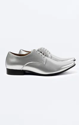 Eigentijdse zilveren laklederen schoenen