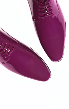 Eigentijdse paarse laklederen schoenen