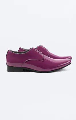 Eigentijdse paarse laklederen schoenen