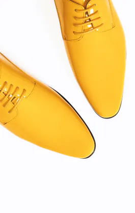 Gele moderne lakschoenen