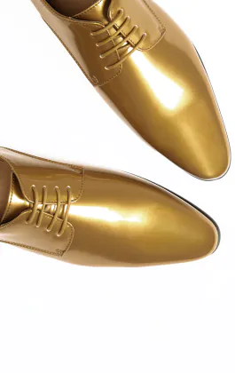 Eigentijdse gouden laklederen schoen