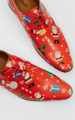 Rode schoenen met vrolijk kerst patroon