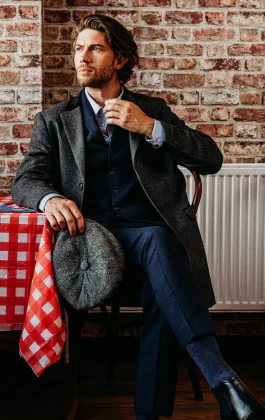 Grijs visgraat tweed overjas met fluwelen afwerking