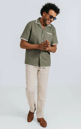 Khaki linnen overhemd met cubaanse kraag met contrast tippen