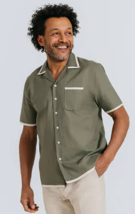 Khaki linnen overhemd met cubaanse kraag met contrast tippen