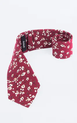 Rood met witte gebloemde stropdas