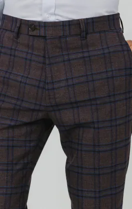 Bordeauxrood met blauw geruite broek