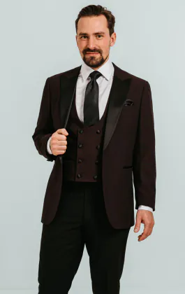 Bordeaux rood 3 delig smoking met piek revers met zwarte pantalon