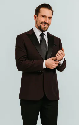 Bordeaux rood smoking met piek revers met zwarte pantalon